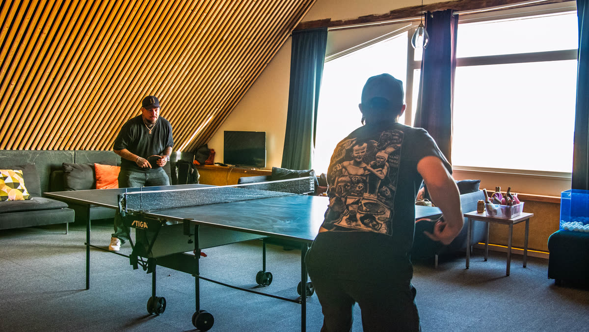 Ett bordtennisbord under det gula taket.
